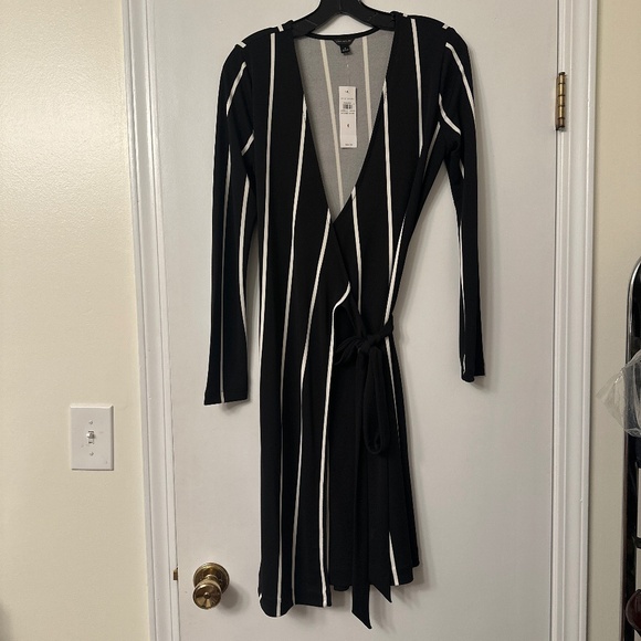 NWT Ann Taylor Black/Cream Vertical Stripe Wrap Dress – Size 4 - Picture 1 of 4